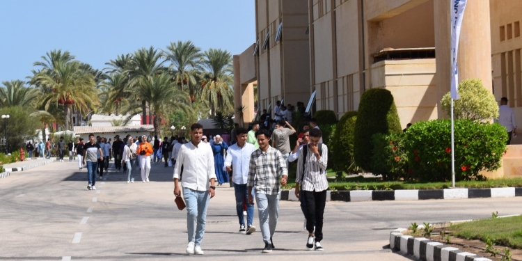 انتظام الدراسة بكليات جامعة سيناء ولقاء تعريفي للطلاب المستجدين