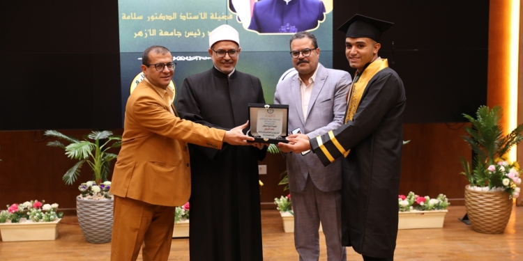 رئيس جامعة الأزهر يشهد تخريج دفعة جديدة بكلية الشريعة والقانون
