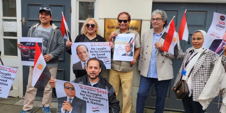 اعضاء الاتحاد العام للمصريين في بريطانيا وأبناء الجالية يدعمون الرئيس السيسي