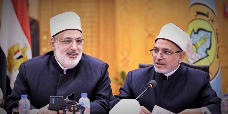 رئيس جامعة الأزهر يهنئ وكيل الأزهر الشريف بثقة رئيس الجمهورية