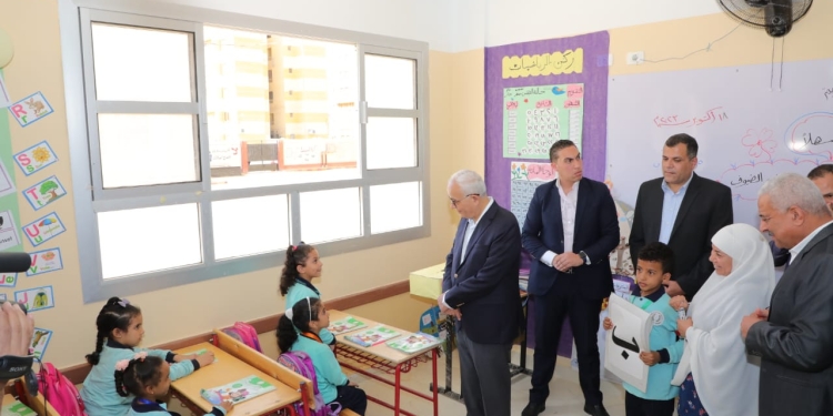 وزير التعليم ومحافظ السويس يفتتحان عددًا من المدارس ويتابعان الأعمال الإنشائية لمدارس النيل الدولية