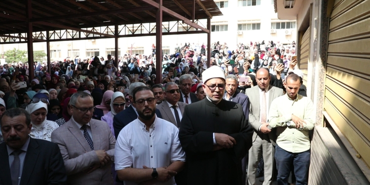 رئيس جامعة الأزهر يؤدي صلاة الغائب على شهداء فلسطين ويطلق حملةً للتبرع بالدم دعمًا للمصابين