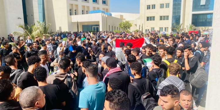 “لا تطبيع ولا تهجير.. الأرض أرض فلسطين” صرخة قوية من طلاب جامعة ٦ أكتوبر التكنولوجية