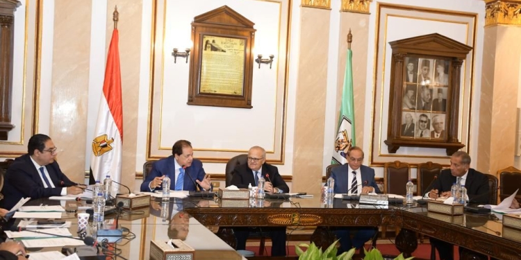 رئيس جامعة القاهرة يرأس اجتماع مجلس أمناء مستشفى 500 500 لمناقشة ومتابعة آخر تطورات التنفيذ