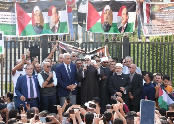 (غزة أهل العزة يا شهيد اتهنى هما في النار وأنت في الجنة)