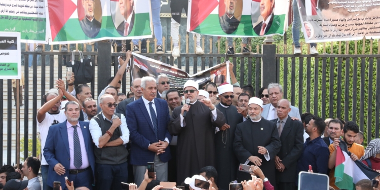 (غزة أهل العزة يا شهيد اتهنى هما في النار وأنت في الجنة)