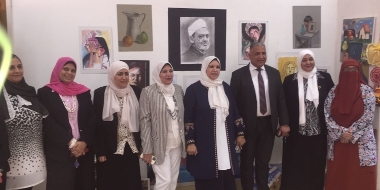 نائب رئيس جامعة الأزهر يفتتح معرض الوسائل التعليمية والمشغولات اليدوية بكلية التربية بنات