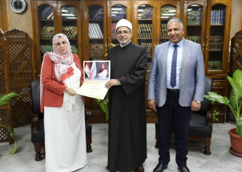 دكتورة بكلية الدراسات الاسلامية بالزقازيق تهدي تخرجها في أحد برامج الأكاديمية الوطنية للتدريب لجامعة الأزهر