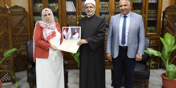 دكتورة بكلية الدراسات الاسلامية بالزقازيق تهدي تخرجها في أحد برامج الأكاديمية الوطنية للتدريب لجامعة الأزهر