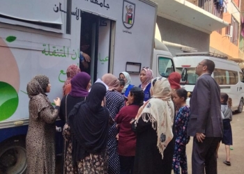 رئيس جامعة القاهرة يستعرض تقريرًا عن أعمال قوافل طب الأسنان لقرية أوسيم جيزة والرزنة بالفيوم