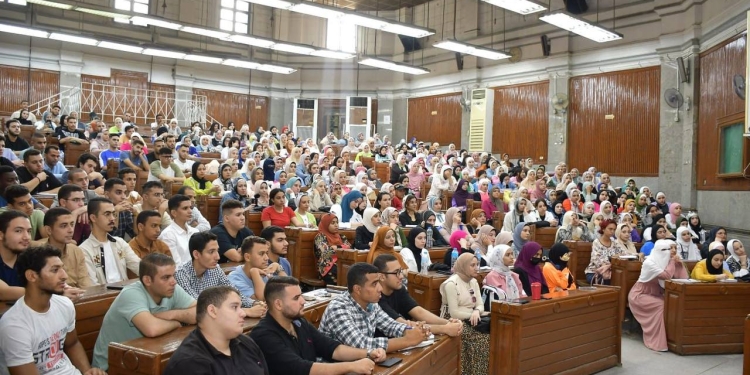 الخشت يؤكد انتظام الدراسة لنحو 260 ألف طالب بكليات جامعة القاهرة منذ اليوم الأول