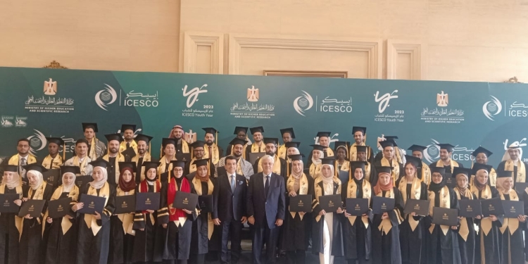 تكريم 14 طالب من جامعة عين شمس خلال احتفالية إطلاق ” عام الإيسيسكو للشباب”