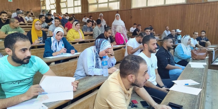 آداب عين شمس تعقد امتحانات شهادات المعادلة