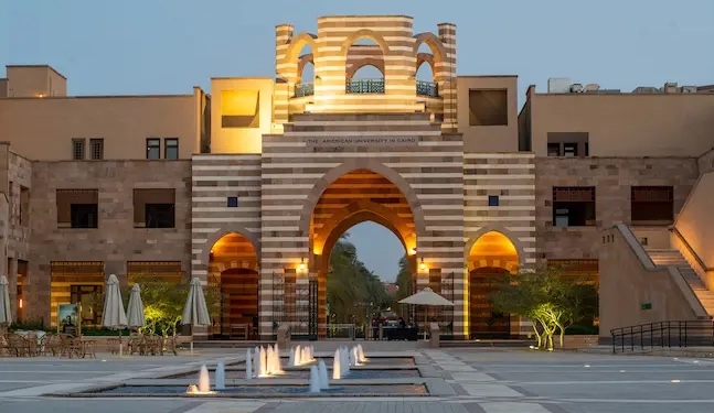 صيحات الطلاب تدوي في الجامعة الأمريكية بالقاهرة.. بالروح والدم فلسطين عربية