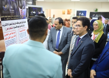 رئيس جامعة بنها يفتتح معرض للمشروعات الطلابية