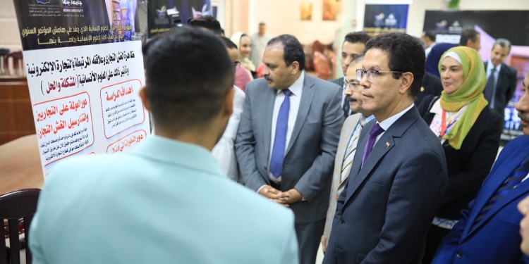 رئيس جامعة بنها يفتتح معرض للمشروعات الطلابية
