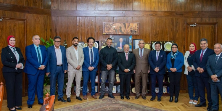 رئيس جامعة طنطا يستقبل الداعية الإسلامي مصطفى حسنى