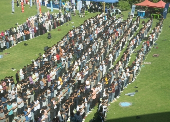 طلاب جامعة النيل الأهلية يؤدون صلاة الغائب على أرواح شهداء فلسطين.. صور