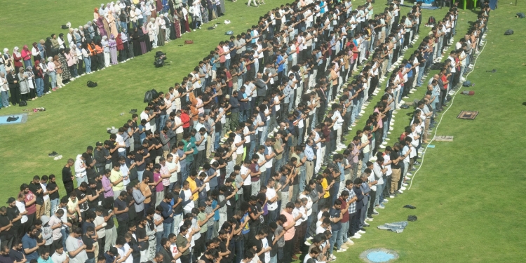 طلاب جامعة النيل الأهلية يؤدون صلاة الغائب على أرواح شهداء فلسطين.. صور
