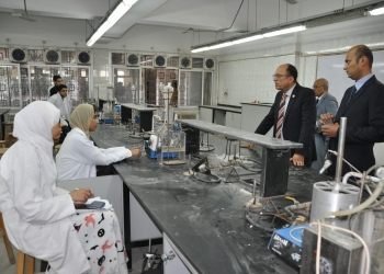 رئيس جامعة حلوان يتفقد كليتى الصيدلة والطب