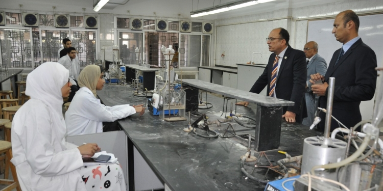 رئيس جامعة حلوان يتفقد كليتى الصيدلة والطب