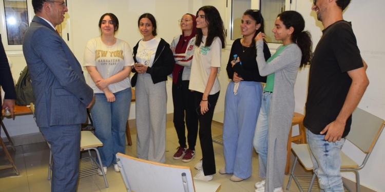 جولة تفقدية لرئيس جامعة حلوان داخل 3 كليات