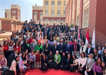 الفقى مع طلاب الجامعة البريطانية بعد الندوة