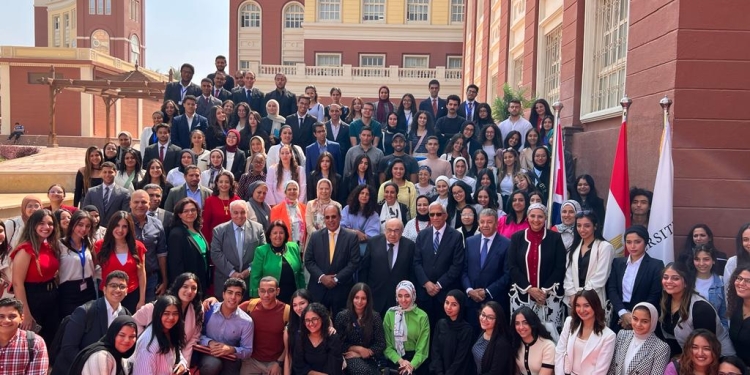 الفقى مع طلاب الجامعة البريطانية بعد الندوة