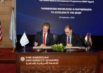 احمد دلال رئيس الجامعة الالمانية مع رئيس الانمائى بالقاهرة