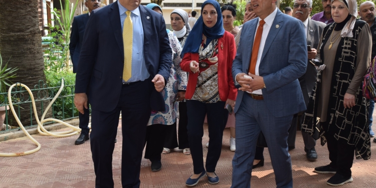 رئيس جامعة حلوان يتفقد كلية الاقتصاد المنزلى