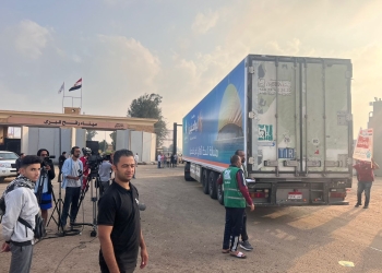 شاحنات مؤسسة ابو العينين لحظة دخول المعبر