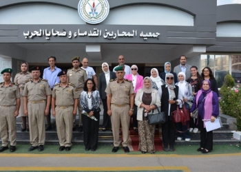 وفد من أساتذة جامعة القاهرة وطلابها فى زيارة لجمعية المحاربين القدامى