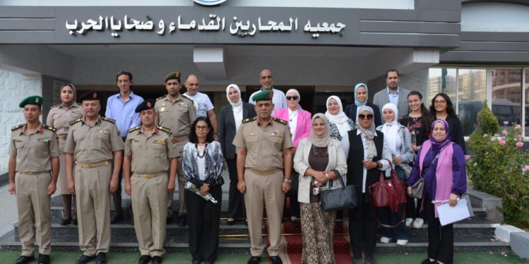 وفد من أساتذة جامعة القاهرة وطلابها فى زيارة لجمعية المحاربين القدامى