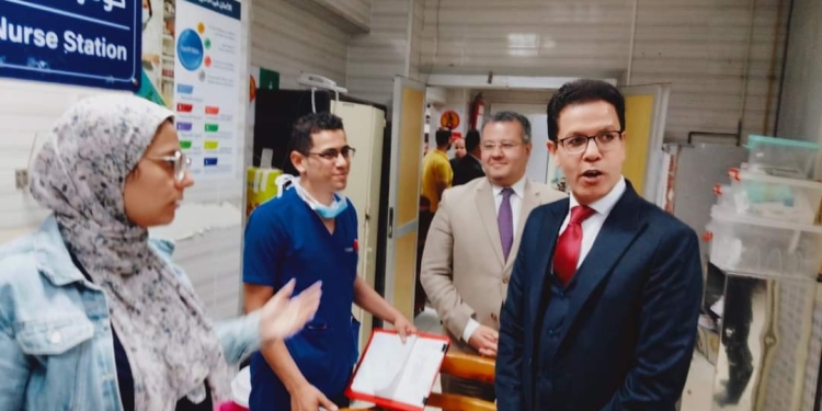 رئيس جامعة بنها يتفقد الخدمة الطبية بالمستشفى الجامعى
