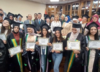 آداب عين شمس تكرم أوائل الخريجين