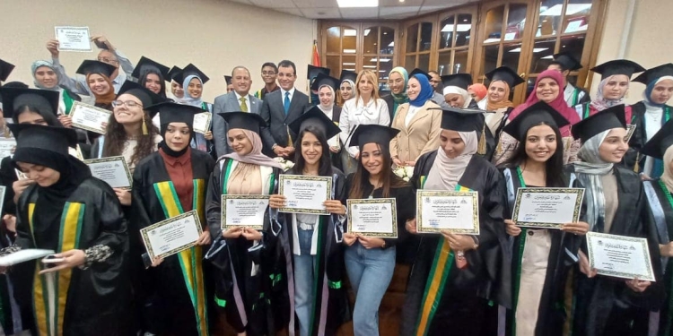 آداب عين شمس تكرم أوائل الخريجين