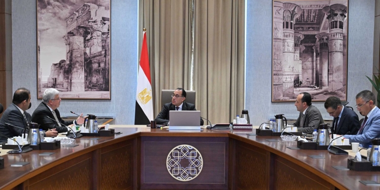 رئيس الوزراء يتابع مع وزير التعليم العالي موقف الطلاب الوافدين بالجامعات