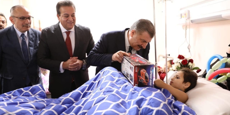 وزيرا الصحة المصري والتركي يتفقدان الخدمات المقدمة للجرحى والأطفال الفلسطينيين