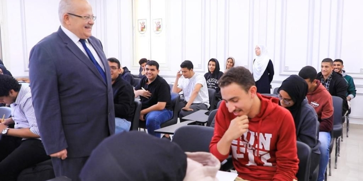 الخشت يتفقد أول اختبارات الميد تيرم بجامعة القاهرة الدولية