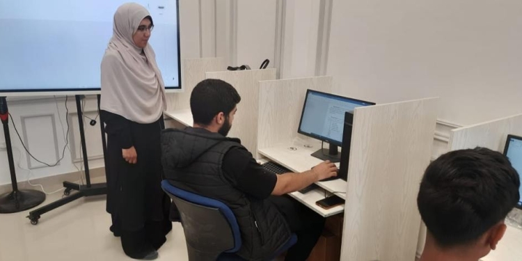 انتظام الدراسة بكامل طاقة معامل الحاسب الآلي بجامعة القاهرة الدولية