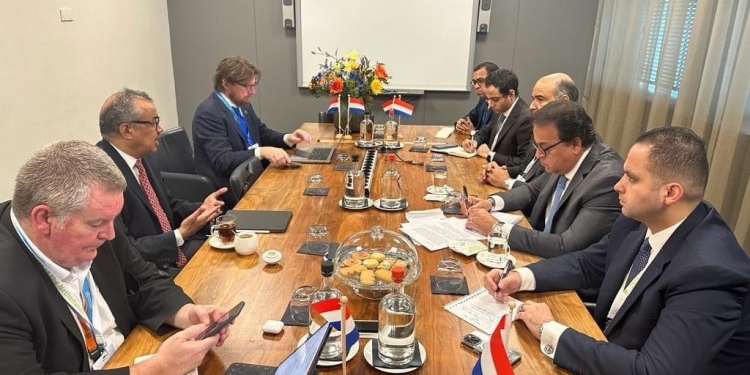 وزير الصحة يبحث مع مدير عام الصحة العالمية توسيع نطاق المساعدات لأهالي غزة