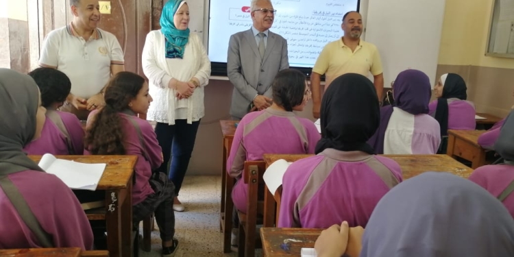 وكيل التعليم بالقاهرة يتفقد امتحانات أكتوبر للأول والثاني الثانوي