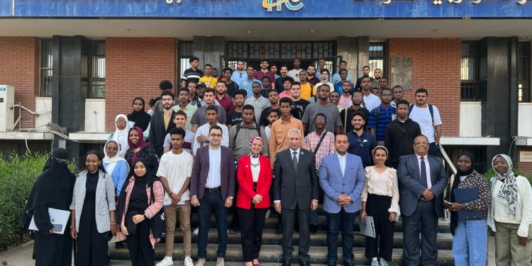 رئيس جامعة المنيا يلتقي بالطلاب الوافدين ويستمع لمقترحاتهم