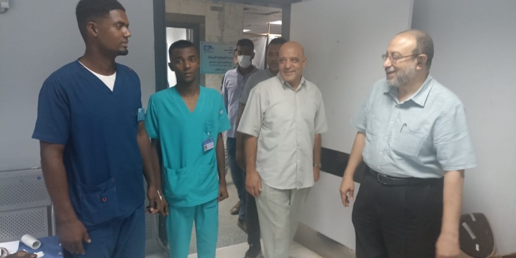 رئيس جامعة أسوان يتفقد الخدمة الطبية بالمستشفيات