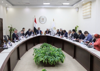 عاشور يبحث مع وزير التجارة البيلاروسي تنفيذ مشروعات بحثية في مجال العلوم والتكنولوجيا