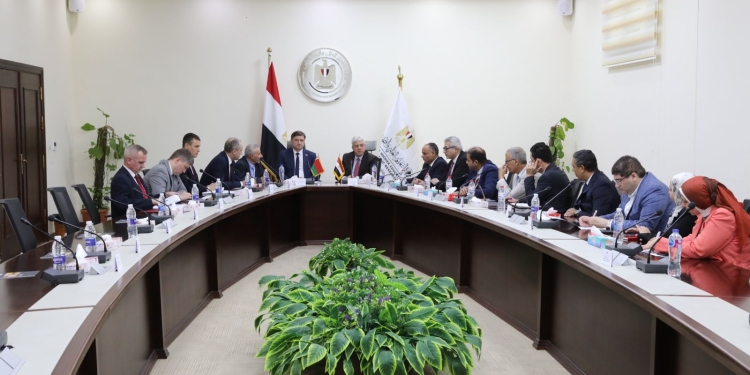 عاشور يبحث مع وزير التجارة البيلاروسي تنفيذ مشروعات بحثية في مجال العلوم والتكنولوجيا