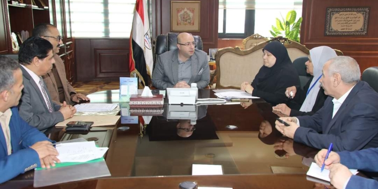 محافظ بني سويف يحيل شكوى موظفة" من ذوي الهمم" من مديرة مدرسة للنيابة