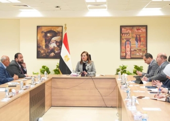 «الحكومة» تبحث مع ممثلي القطاع الخاص تكرار نموذج مدارس أرض القرية الكونية