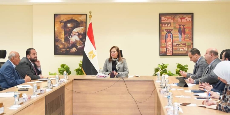 «الحكومة» تبحث مع ممثلي القطاع الخاص تكرار نموذج مدارس أرض القرية الكونية