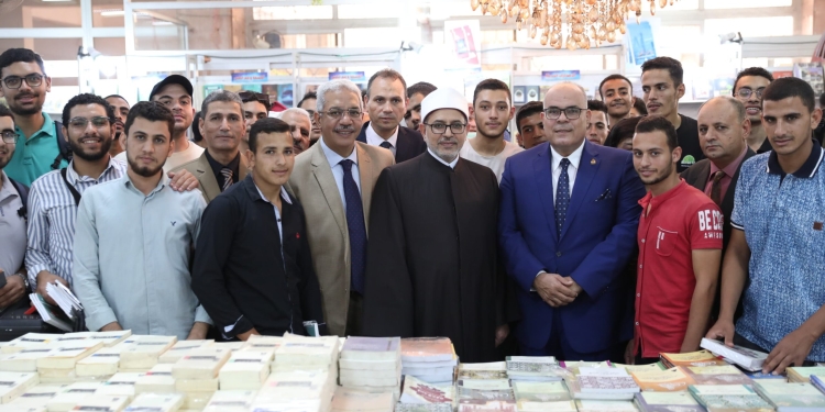 جامعة الأزهر :إقبال كبير على معرض الكتاب بالمكتبة المركزية